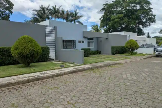 Renta propiedad en la segunda entrada de las colinas